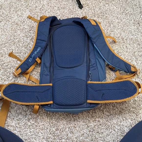 Dakine Mens Snowboarding Backpack Blue and Yellow Backpack - Picture 11 of 16